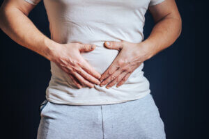 Dolor en el ombligo: causas y qué hacer