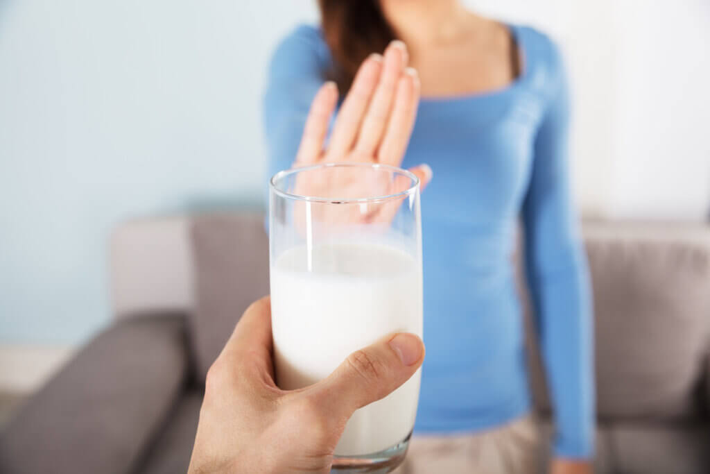 Une femme qui dit non à un verre de lait. 