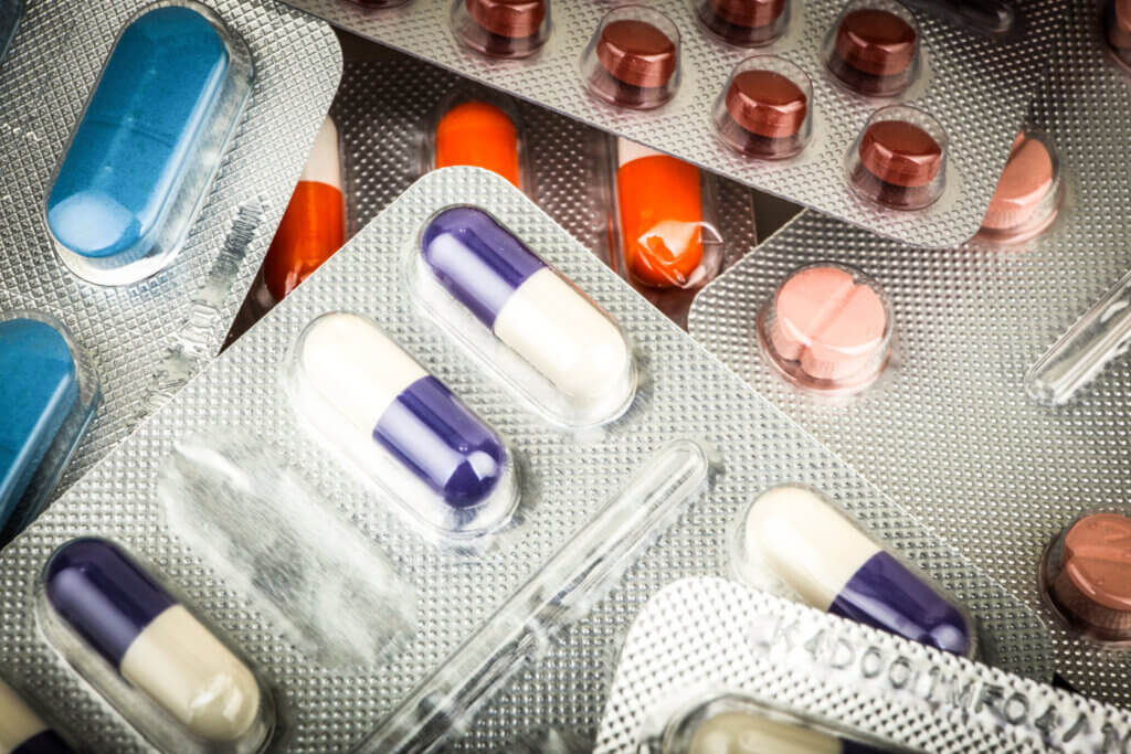 Para mezclar bebidas alcohólicas con medicamentos hay que tener mucha precaución