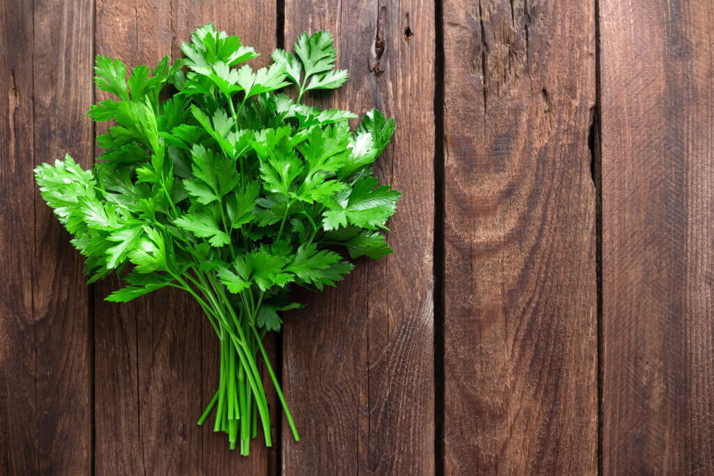 Los alimentos con oxalato incluyen el perejil