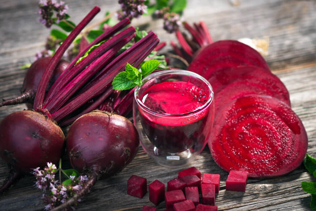 Los alimentos con oxalato incluyen la remolacha