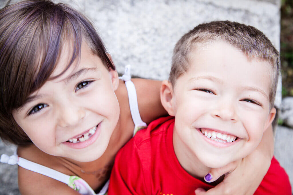 Las curiosidades sobre los dientes de los niños incluyen su sonrisa