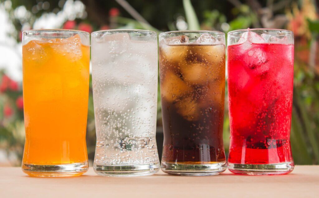 Los alimentos que provocan más gases incluyen las bebidas gaseosas