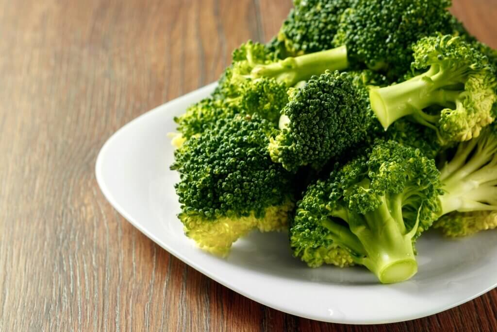 Voedingsmiddelen die brandend maagzuur elimineren, zijn onder andere broccoli