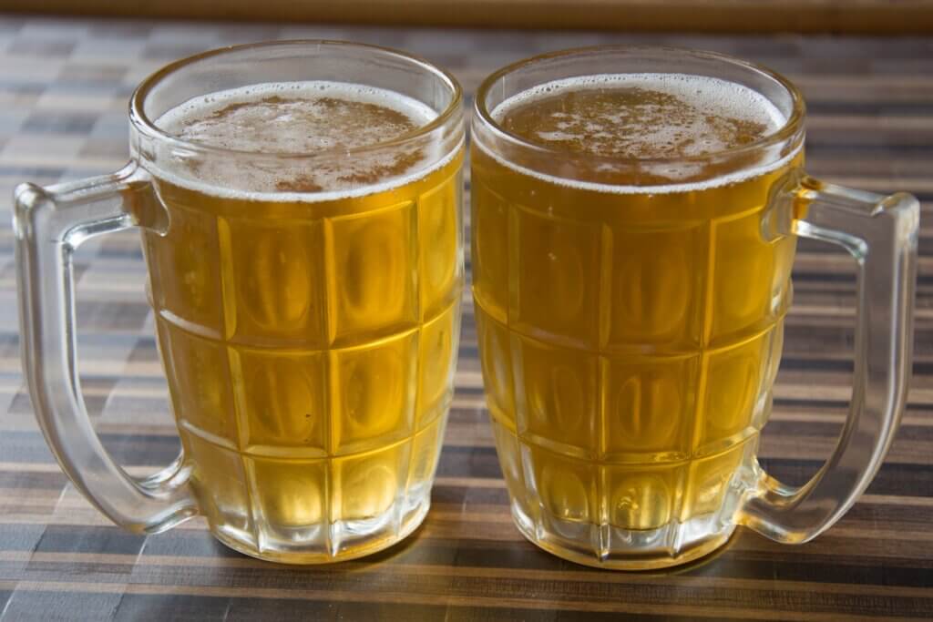 Los alimentos que provocan más gases incluyen la cerveza