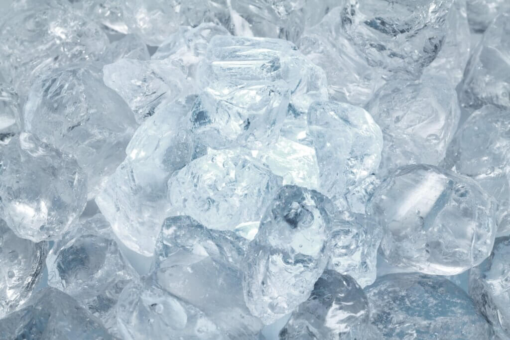 Los peores alimentos para los dientes incluyen el hielo