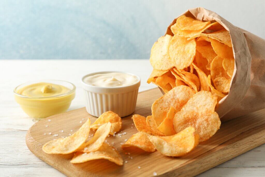 Los peores alimentos para los dientes incluyen algunos snacks