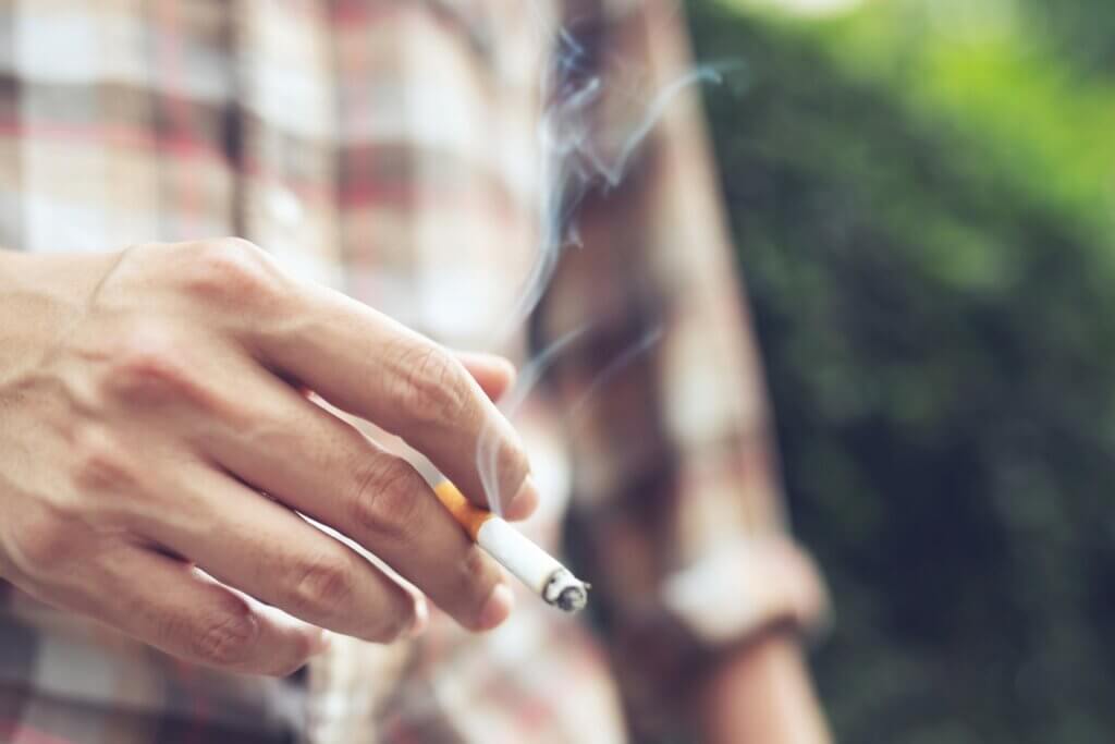 Las causas de la tos seca incluyen el cigarrillo