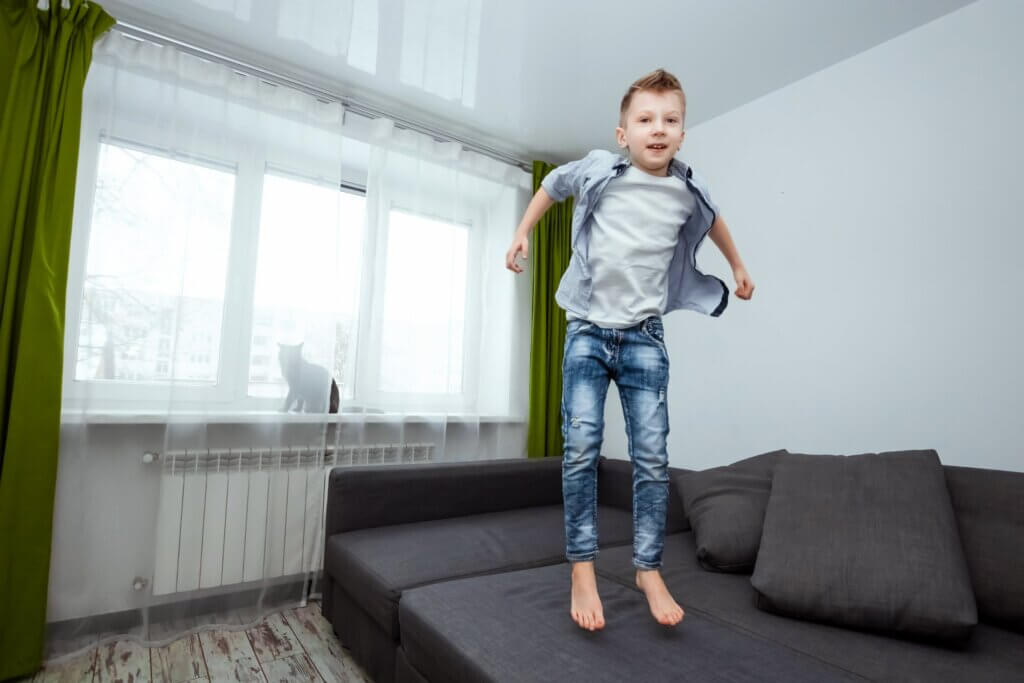 Een nerveuze jongen en een hyperactieve jongen thuis