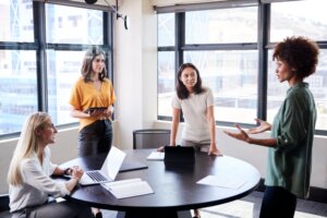 Trabajar de pie: una nueva tendencia en las oficinas