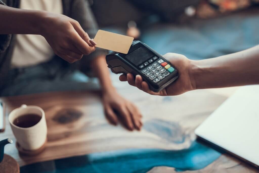 Om in tijden van inflatie minder uit te geven, moet u creditcards vermijden