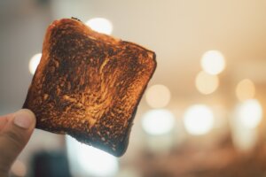 Por qué no deberías comer la comida quemada