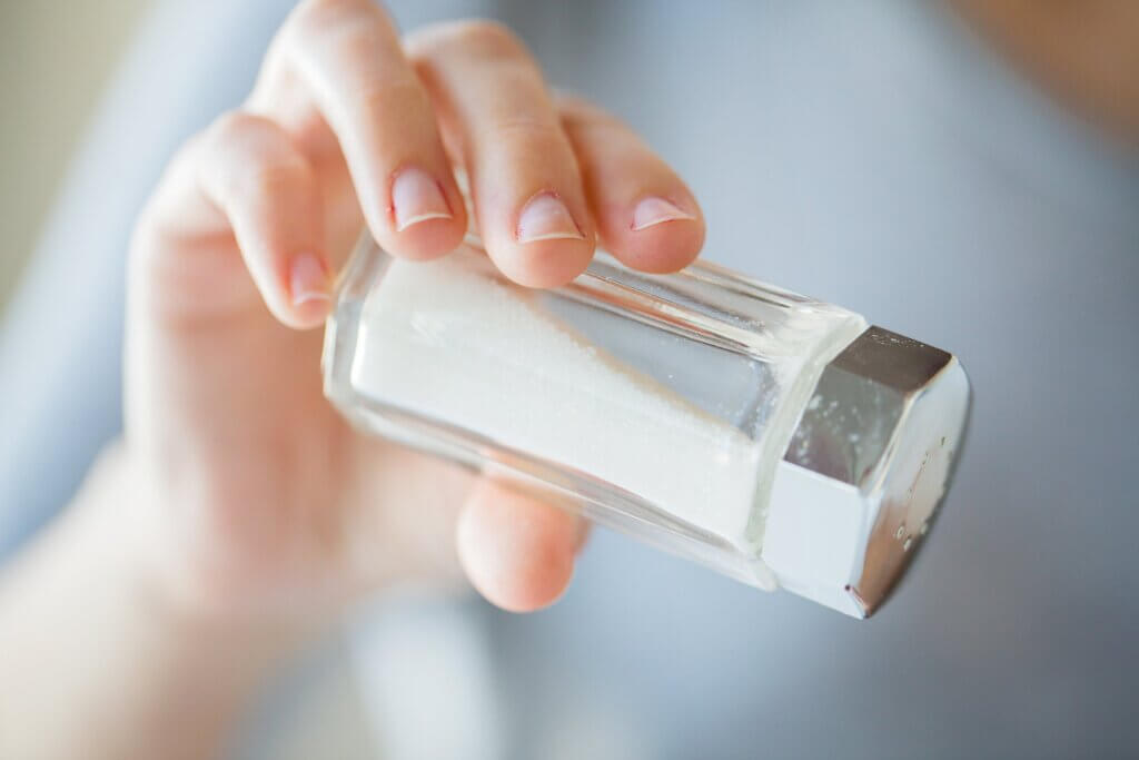 Esistono diverse strategie per ridurre il sale nella dieta.