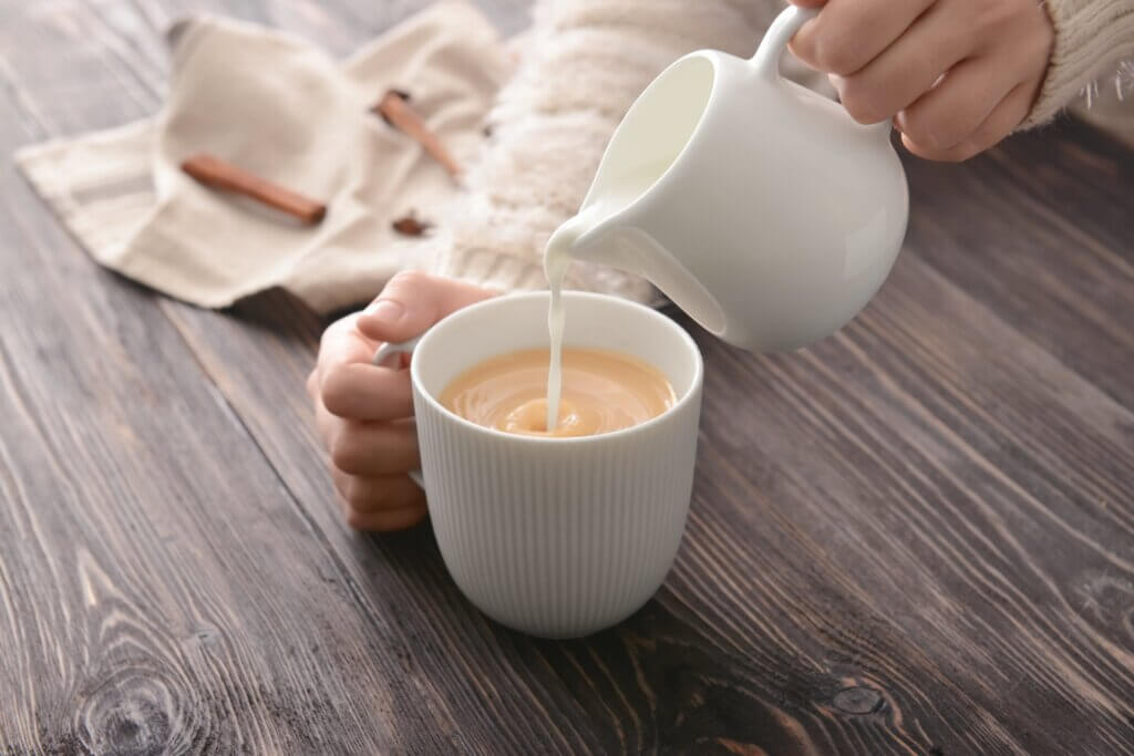 Une tasse de café au lait. 