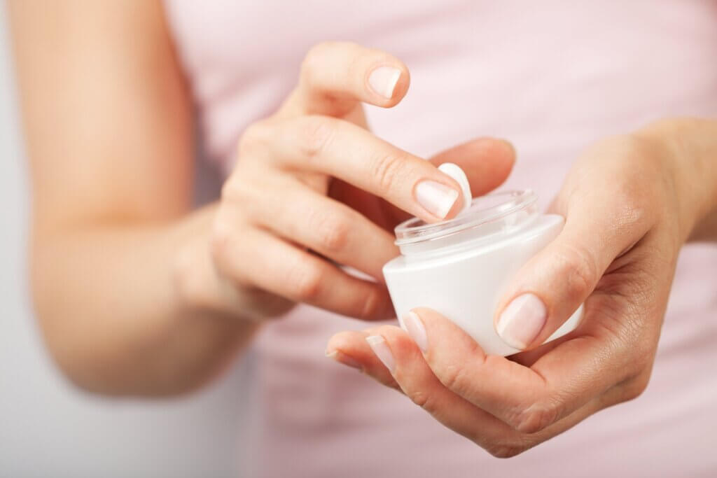 Suggerimenti per la dermatite da contatto includono l'uso di creme idratanti