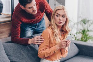 Celos retrospectivos: qué son y cómo gestionarlos