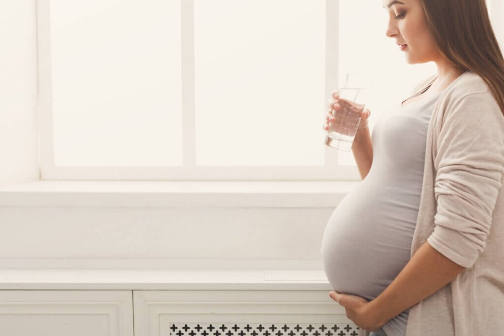 Krämpfe in der Schwangerschaft können mit viel Flüssigkeit kontrolliert werden