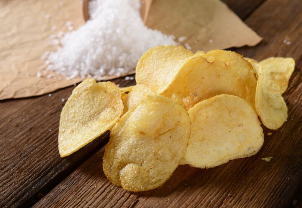 Las causas de los tobillos hinchados incluyen el consumo de sal