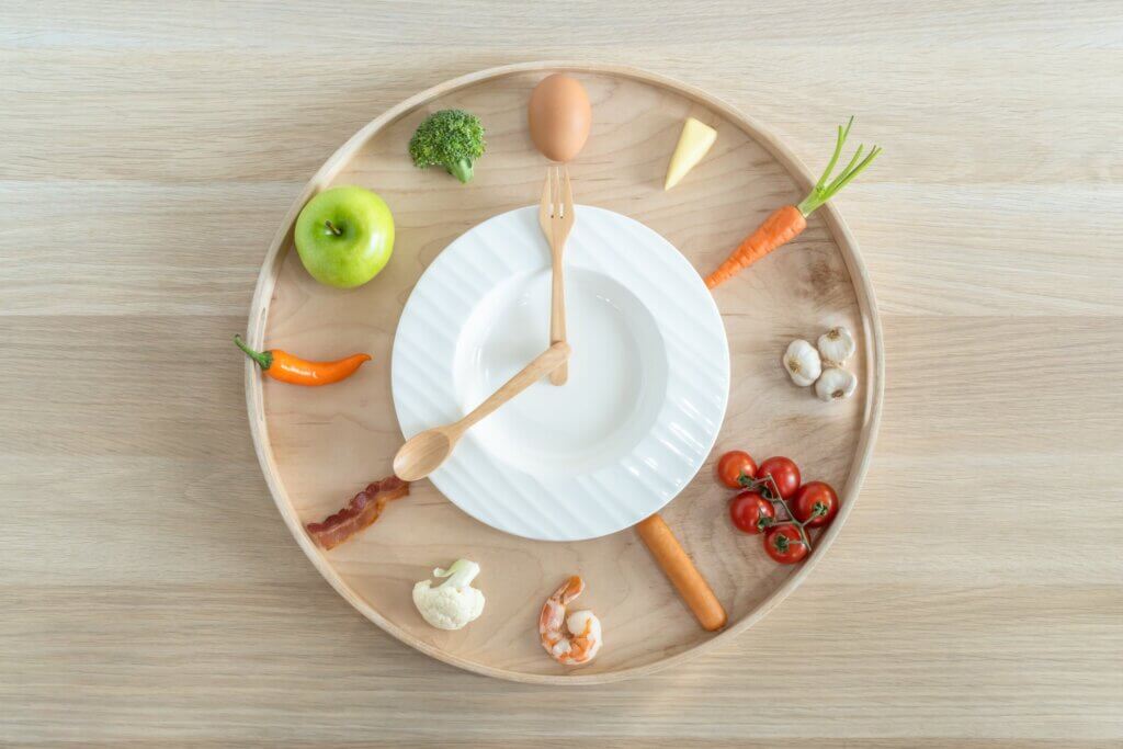 Une horloge avec des aliments et ustensiles. 