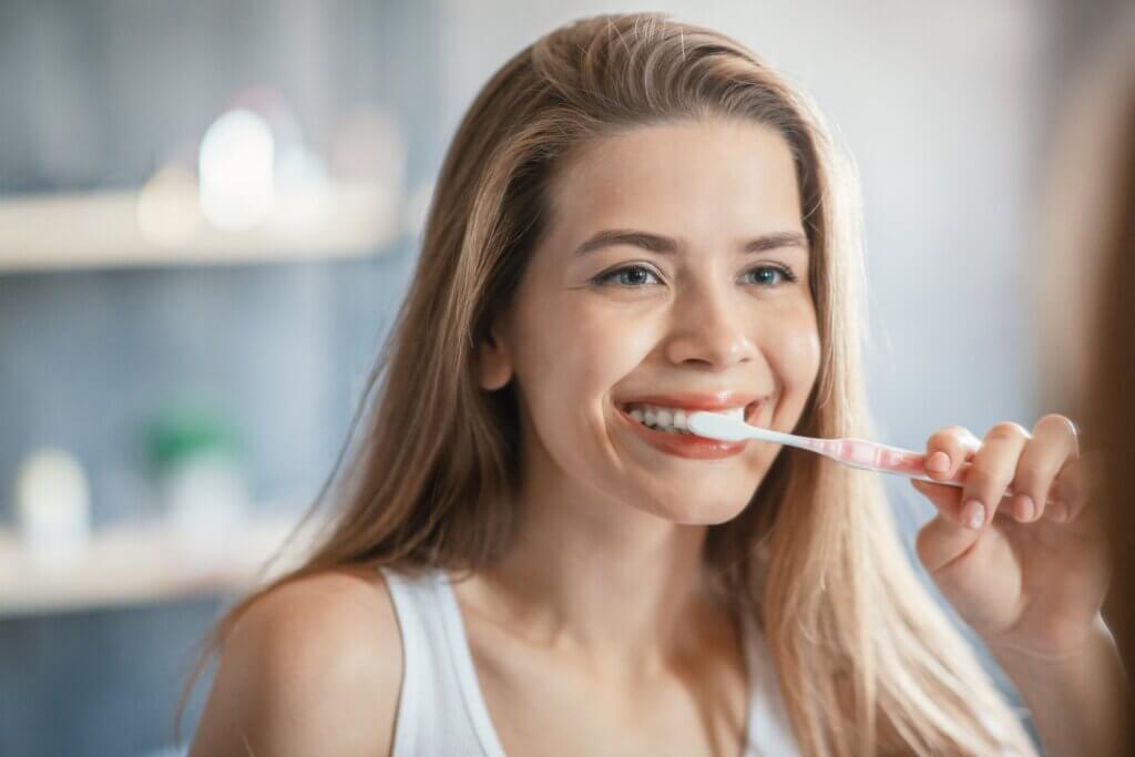 Une femme qui se brosse les dents.