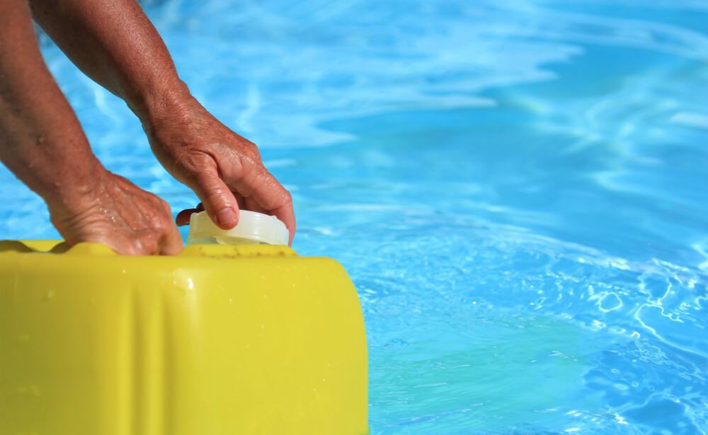 En el primer baño del bebé en la piscina hay que tener cuidado con los químicos