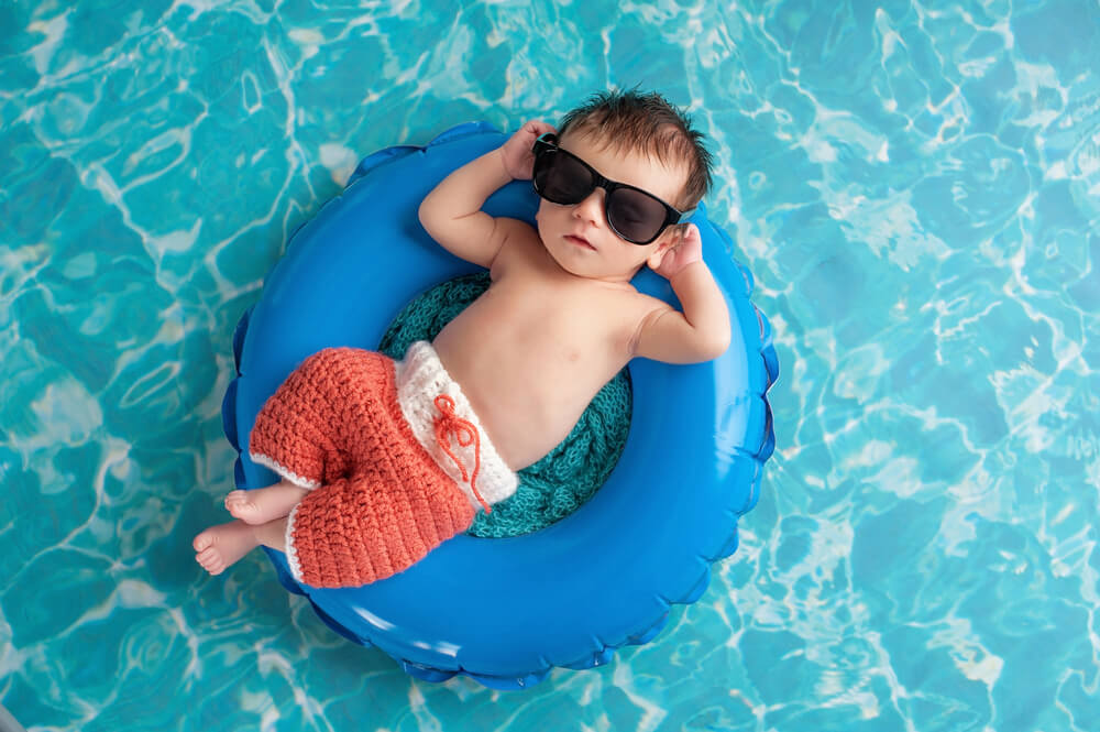 El primer baño del bebé en la piscina tiene que tener flotadores