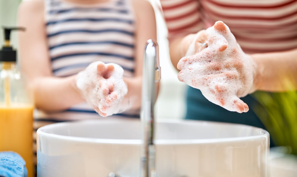 Per prevenire le infezioni della pelle nei bambini, lavarsi le mani