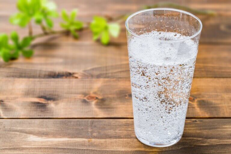 Beber agua con gas a diario: ¿es bueno?