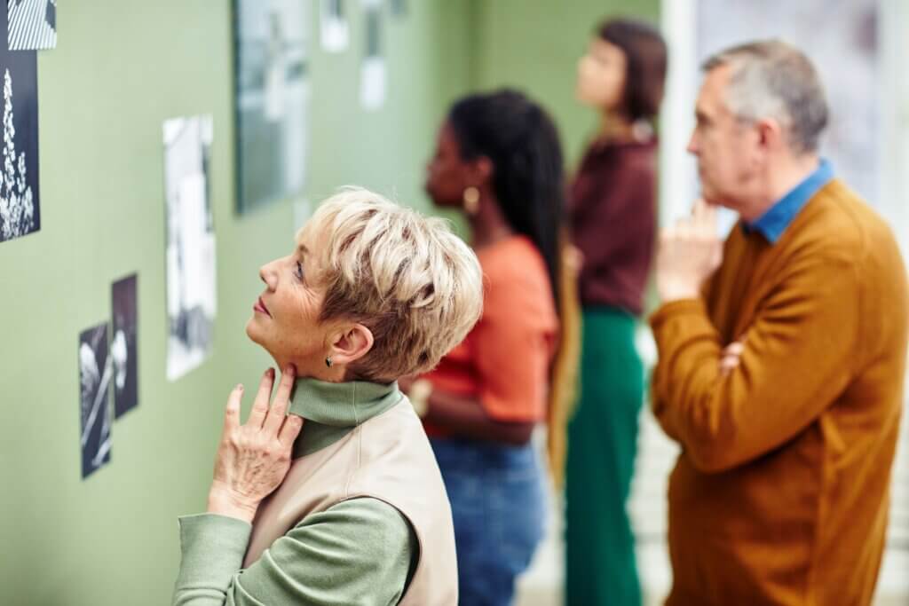 Des adultes qui regardent une exposition d'art.