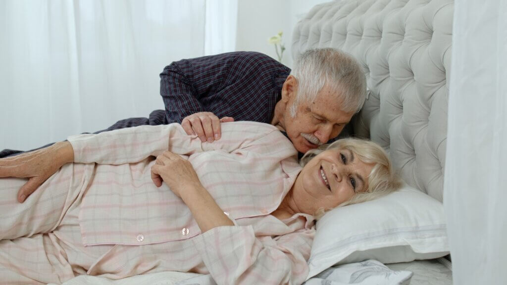 Un couple de personnes âgées dans un lit. 