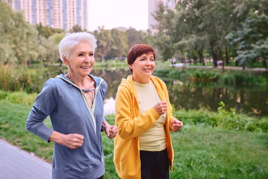 Deux femmes âgées qui courent.
