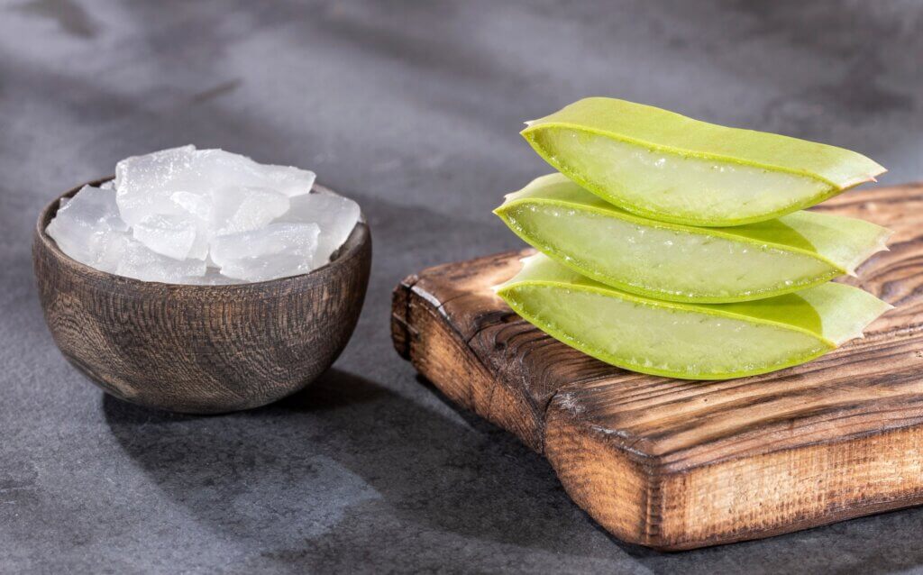 Natural remedies to relieve dermatitis include aloe vera.