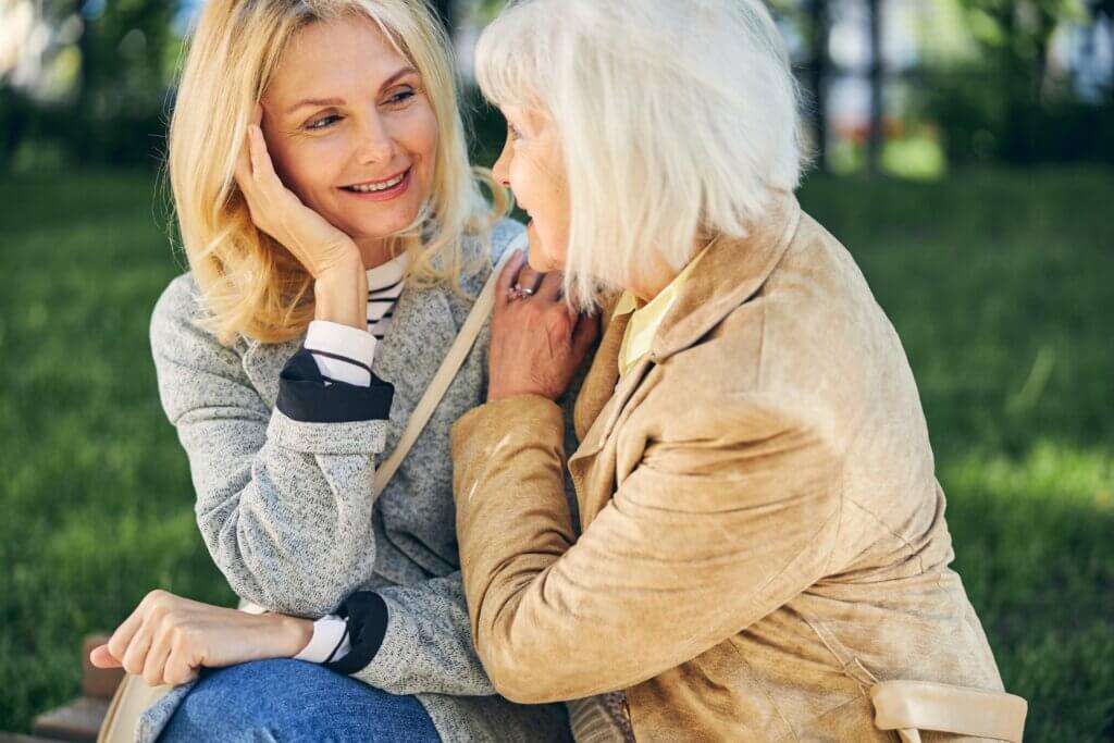 Deux femmes qu se parlent.