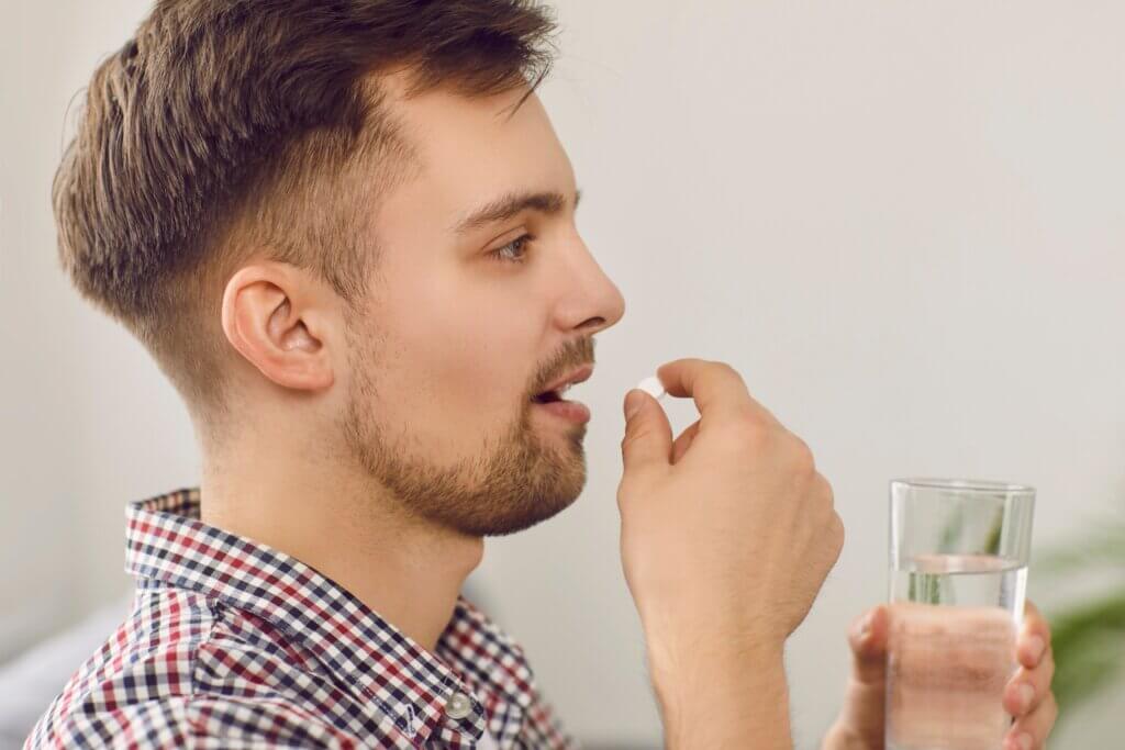 Las causas del sabor metálico en tu boca incluyen la ingesta de fármacos