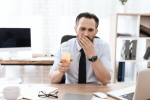 7 causas del sabor metálico en tu boca