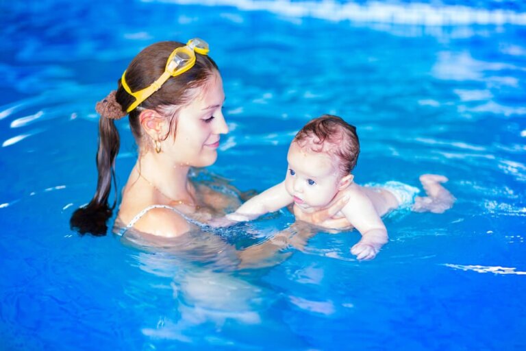 De eerste keer zwemmen in het zwembad met je baby