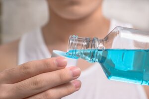 Enjuague bucal: ¿es bueno usarlo a diario?