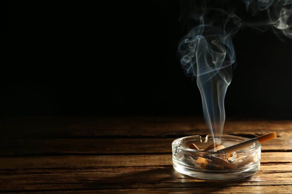 Comment le tabac affecte-t-il les dents?