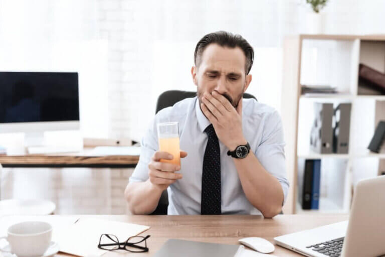 7 causas de gosto metálico na boca