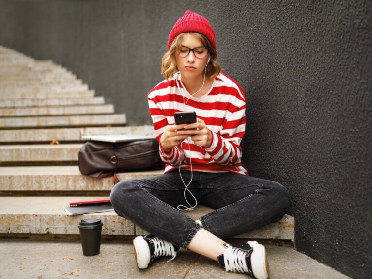 Comment les réseaux sociaux affectent-ils le cerveau des adolescents?