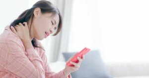 Was ist ein Tech-Neck und wie kann man ihn vermeiden?