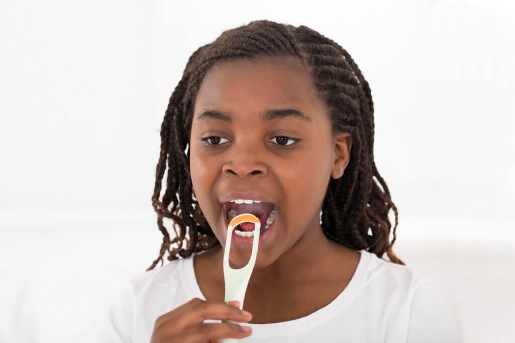 Het belang van het reinigen van de tong is groot bij kinderen