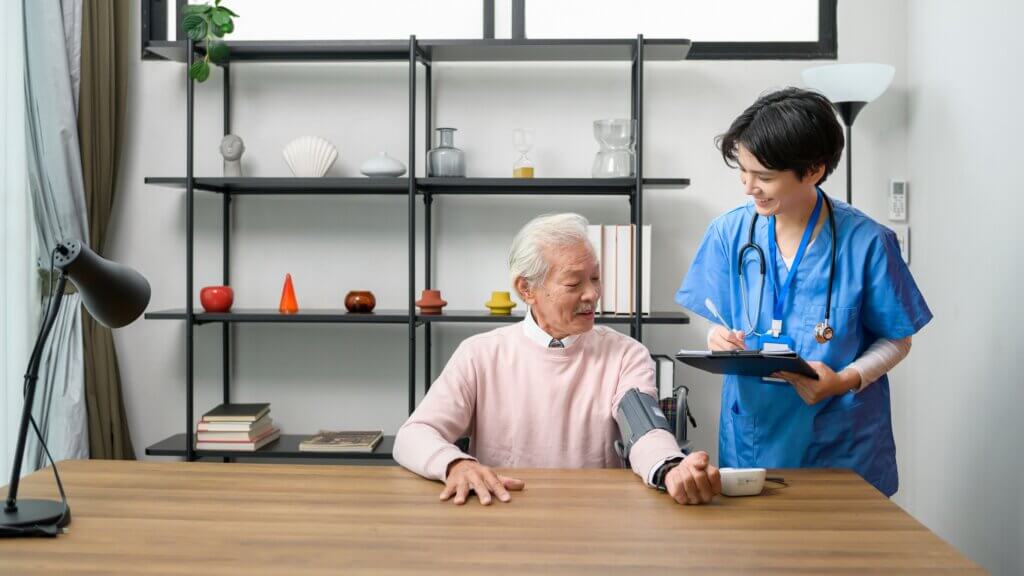Een man checkt zijn bloeddruk bij de dokter
