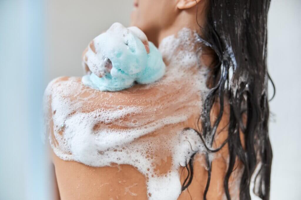 Antes de aplicar el autobronceador hay que exfoliar la piel