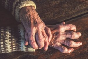 Artrite reumatóide: sintomas, causas e tratamentos