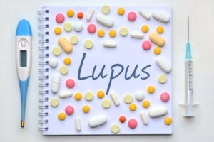 Lupus érythémateux: symptômes, causes et traitement