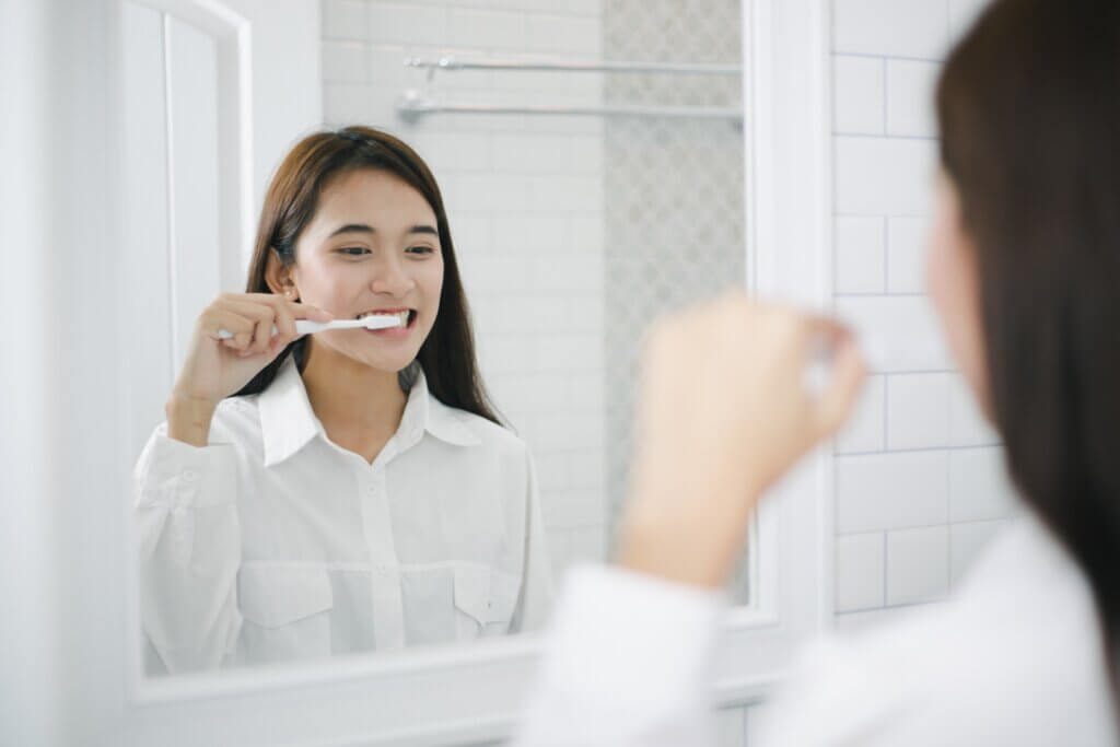 Une femme qui se brosse les dents. 