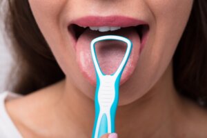 La importancia de limpiar la lengua