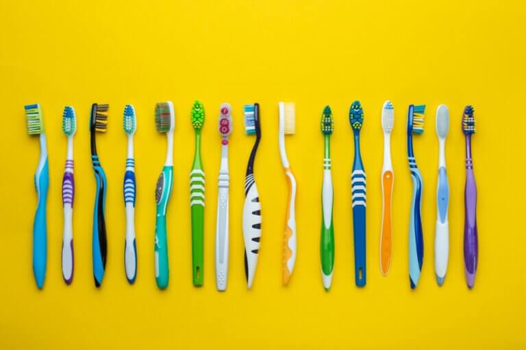 Por qué hay que cambiar el cepillo de dientes
