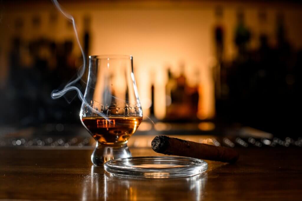 Los hábitos que afectan a tu salud dental incluyen el consumo de tabaco